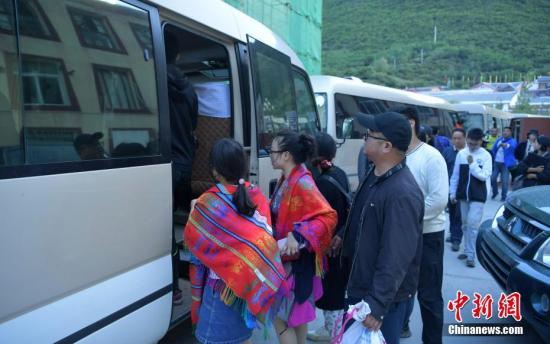 8月9日，最后一批游客准备坐车离开九寨沟。中新社记者 刘忠俊 摄
