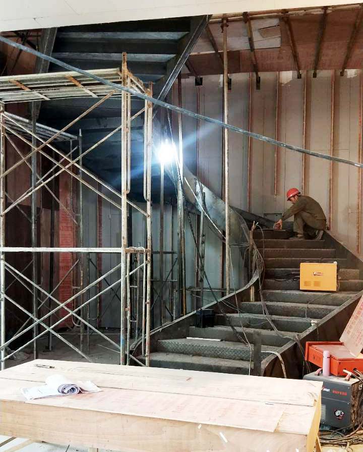 钢结构旋转楼梯安装图
